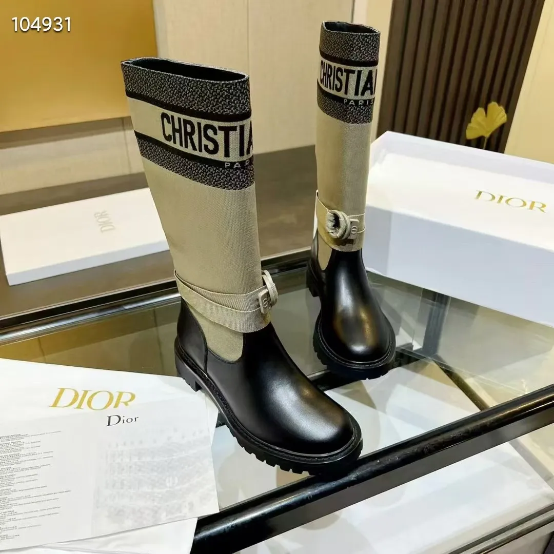 👟👟Ex-factory price 560👟👟 Dior color-blocking new boots for autumn and winter, the latest electric embroidery color-blocking letter logo for autumn and winter, round-toe high-top knight boots for women, Material: first-layer cowhide stitched with electric embroidery fabric, sheepskin lining for feet, original molded TPU outsole Size: 35-40 yards